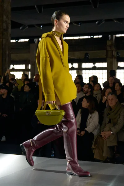 Look 3